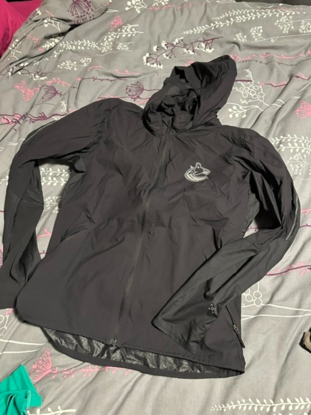 Lululemon Vancouver Canucks windbreaker size M mens